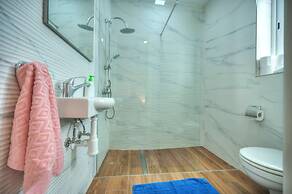 Seafront Sea View Maisonette with Yards