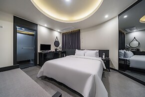 Daejeon Brown Dot Wolpyeong