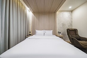 Daejeon Brown Dot Wolpyeong
