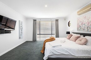 The Monaco Mansion Dianella - Sepal Stay