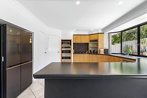 The Monaco Mansion Dianella - Sepal Stay