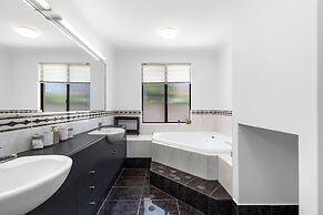 The Monaco Mansion Dianella - Sepal Stay