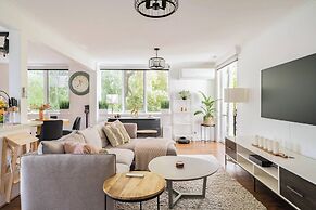 3bd 2 Bthtoorak Village Luxurious Apartment, Relax