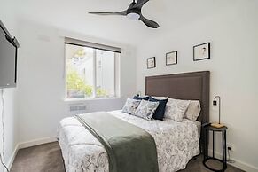 3bd 2 Bthtoorak Village Luxurious Apartment, Relax