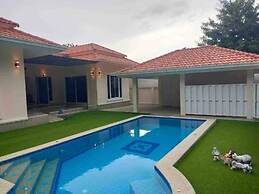 The Natphop Pool Villa Meeting Pool Villa