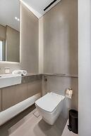 Chic 1BR Retreat with Pool & Balcony JVC