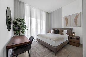 Chic 1BR Retreat with Pool & Balcony JVC