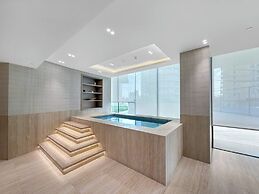 Chic 1BR Retreat with Pool & Balcony JVC