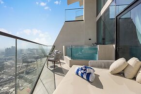 Chic 1BR Retreat with Pool & Balcony JVC