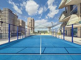 Chic 1BR Retreat with Pool & Balcony JVC
