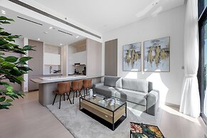 Chic 1BR Retreat with Pool & Balcony JVC