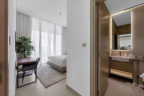 Chic 1BR Retreat with Pool & Balcony JVC