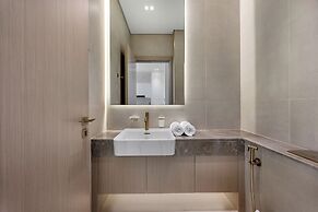 Chic 1BR Retreat with Pool & Balcony JVC