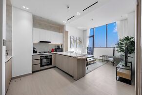 Chic 1BR Retreat with Pool & Balcony JVC
