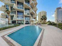 Chic 1BR Retreat with Pool & Balcony JVC