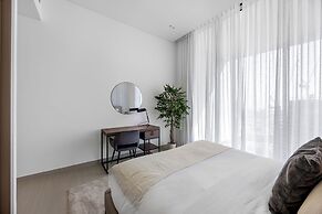Chic 1BR Retreat with Pool & Balcony JVC