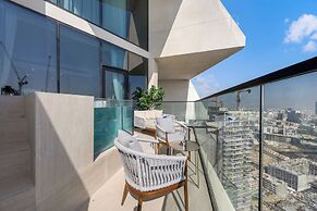 Chic 1BR Retreat with Pool & Balcony JVC