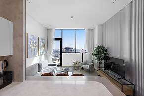 Chic 1BR Retreat with Pool & Balcony JVC