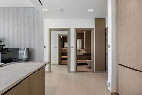 Chic 1BR Retreat with Pool & Balcony JVC