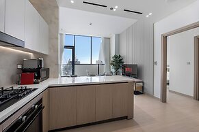 Chic 1BR Retreat with Pool & Balcony JVC