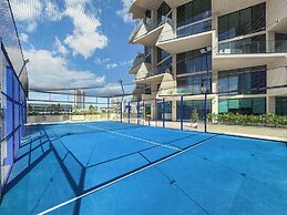 Chic 1BR Retreat with Pool & Balcony JVC