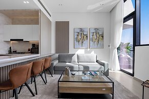 Chic 1BR Retreat with Pool & Balcony JVC