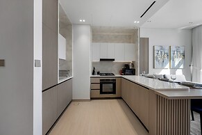Chic 1BR Retreat with Pool & Balcony JVC