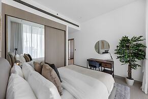 Chic 1BR Retreat with Pool & Balcony JVC