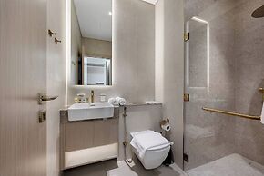 Chic 1BR Retreat with Pool & Balcony JVC
