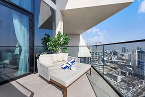 Chic 1BR Retreat with Pool & Balcony JVC