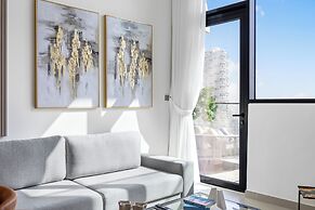 Chic 1BR Retreat with Pool & Balcony JVC