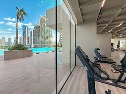 Chic 1BR Retreat with Pool & Balcony JVC