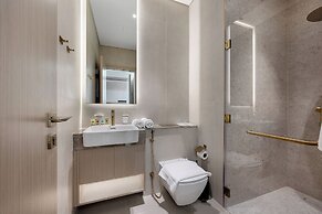Chic 1BR Retreat with Pool & Balcony JVC