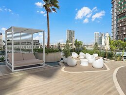 Chic 1BR Retreat with Pool & Balcony JVC