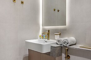 Chic 1BR Retreat with Pool & Balcony JVC