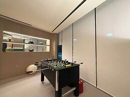 Chic 1BR Retreat with Pool & Balcony JVC