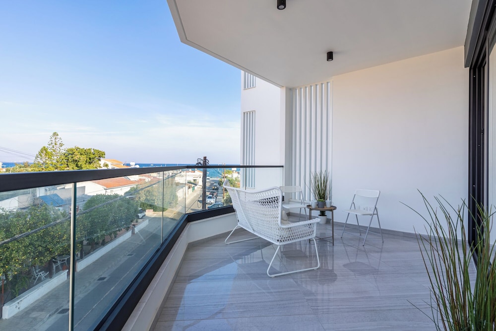 Thálassa 2-BR Apt. & Balcony in Larnaca