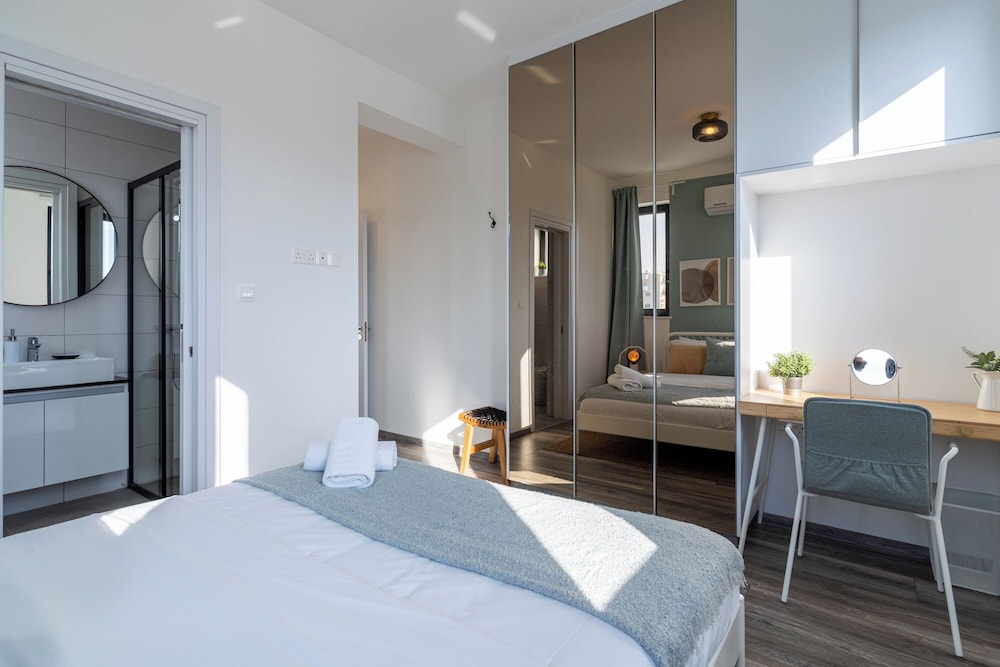 Thálassa 2-BR Apt. & Balcony in Larnaca