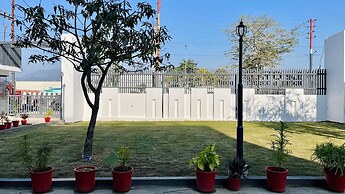 Le OVAL Hotel & Resorts