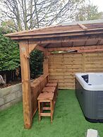 Luxury log Cabin With hot Tub- York