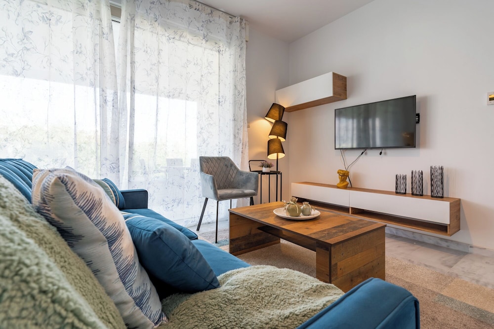 Starlet 1-BR Apt. & Pool in Larnaca