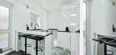 2 Bed Terrace House With Modern Touch