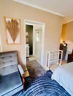 Modern Studio in Greendale - 2337