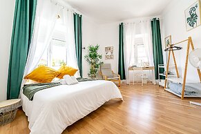 April Square Guesthouse by Lisbon with Sintra