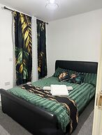 2 Bedroom Luxury Apartment With Balcony