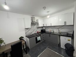 2 Bedroom Luxury Apartment With Balcony