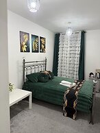 2 Bedroom Luxury Apartment With Balcony