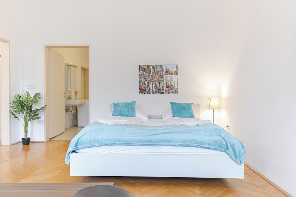 2BR Apt With King Beds Long Stay