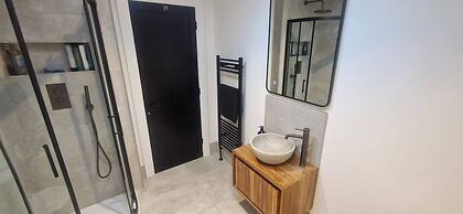 Newly Refurbished Bungalow- Large Garden- Parking