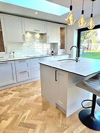 Newly Refurbished Bungalow- Large Garden- Parking